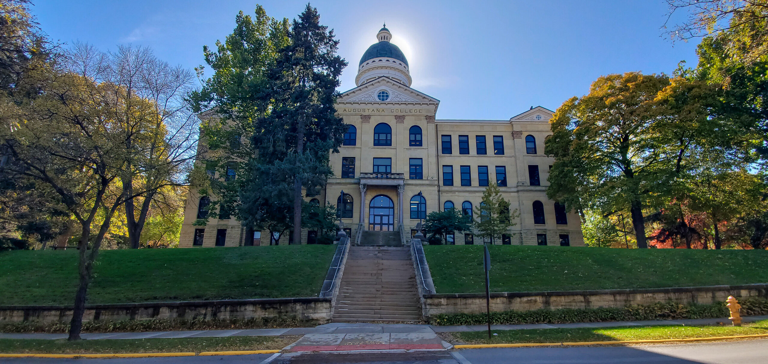 Fall 2019 campus beauty, Old Main, p: Greg Marty